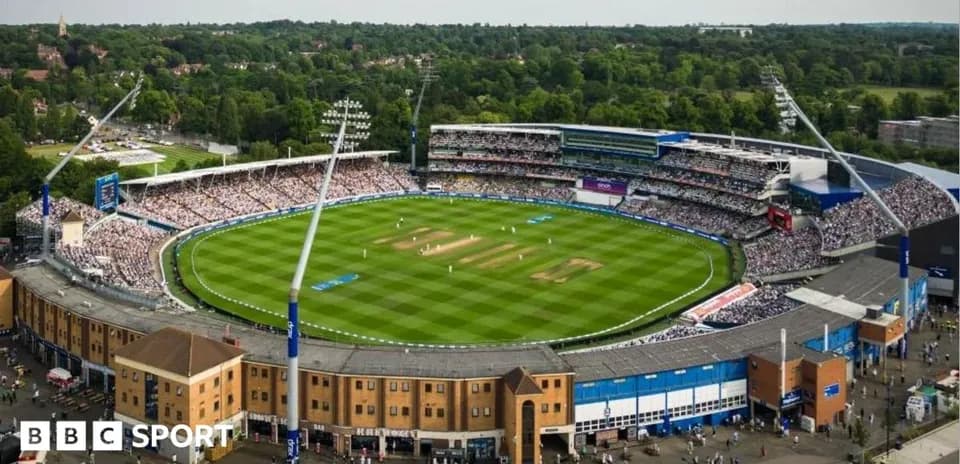 Vista panorámica del estadio de cricket lleno de público