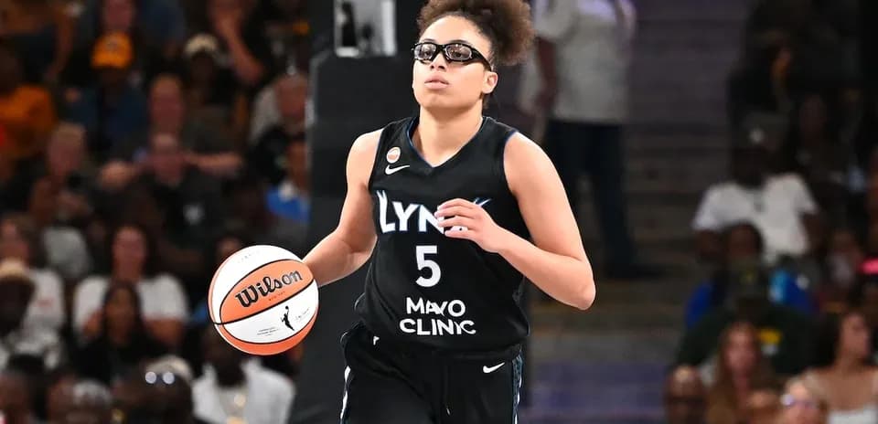 Jugadora de baloncesto con balón en la mano