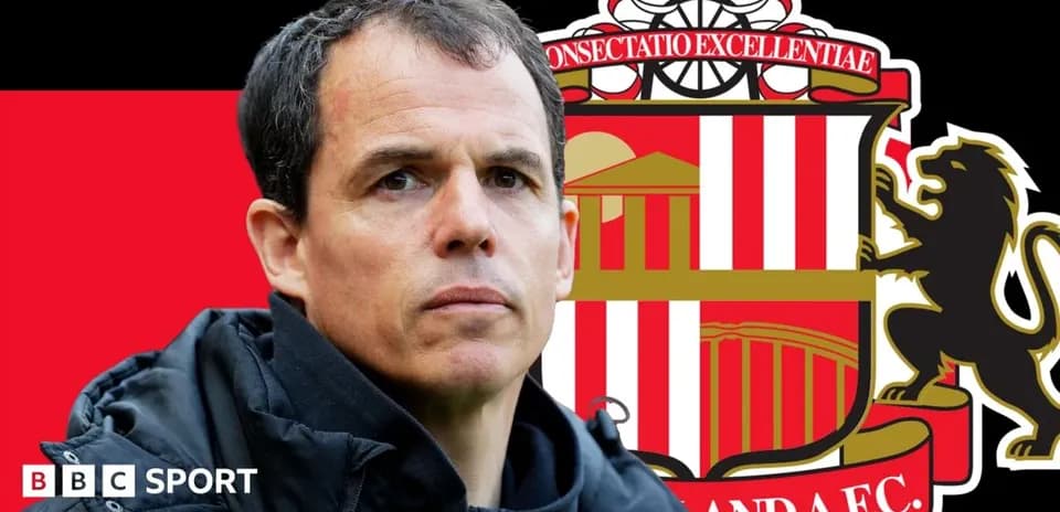 Entrenador frente al escudo del Sunderland AFC