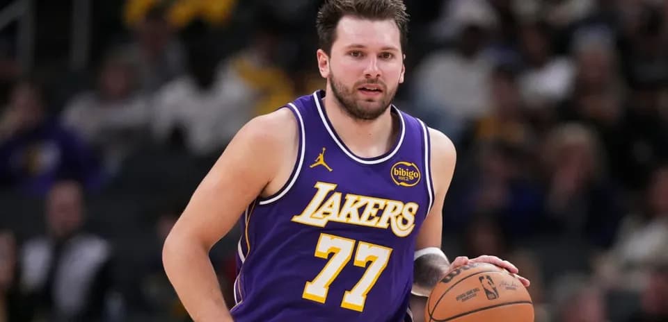 Jugador de baloncesto driblando con balón en cancha