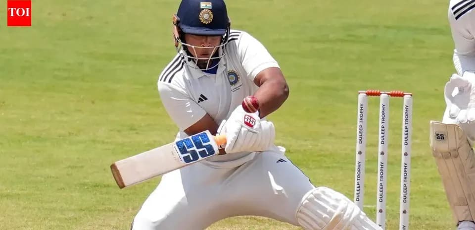 Jugador de cricket bateando en el campo de juego