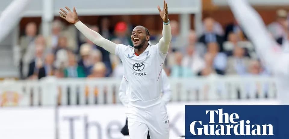 Jugador celebrando wicket en partido de cricket