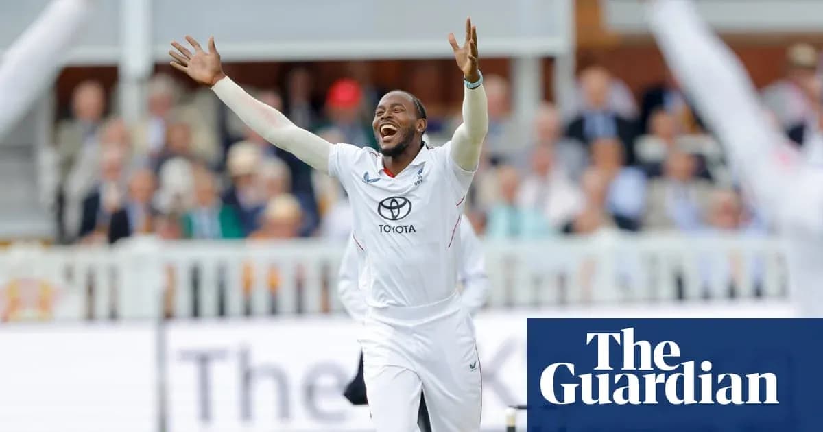 Jugador celebrando wicket en partido de cricket