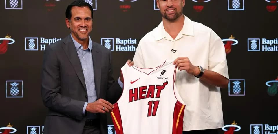 Entrenador y jugador presentando camiseta del Miami Heat