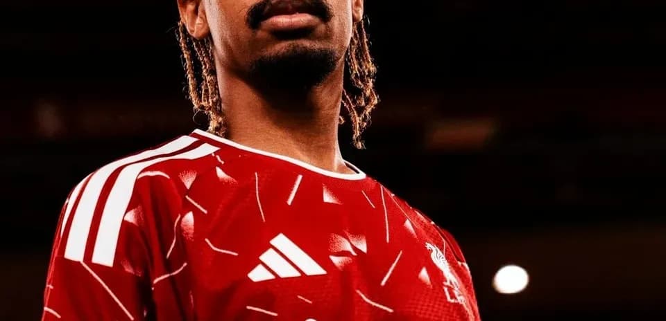 Jugador con camiseta roja posando para la foto