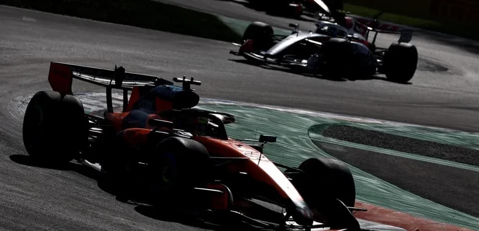 Coche de Fórmula 1 tomando una curva en la pista