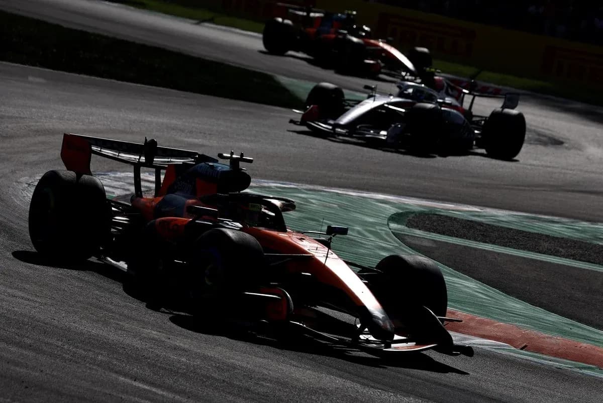 Coche de Fórmula 1 tomando una curva en la pista