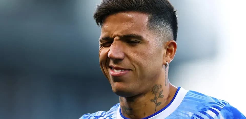 Jugador con camiseta azul en el campo de fútbol