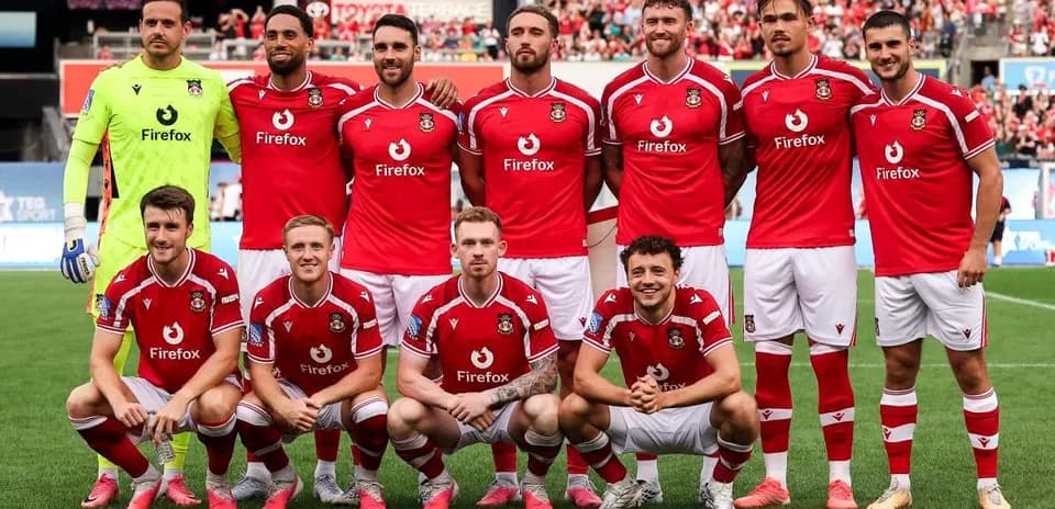 Equipo de fútbol posando en el campo antes del partido