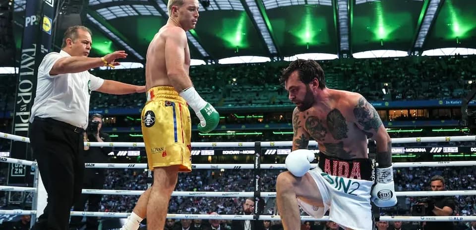 Boxeador en la lona con árbitro y oponente