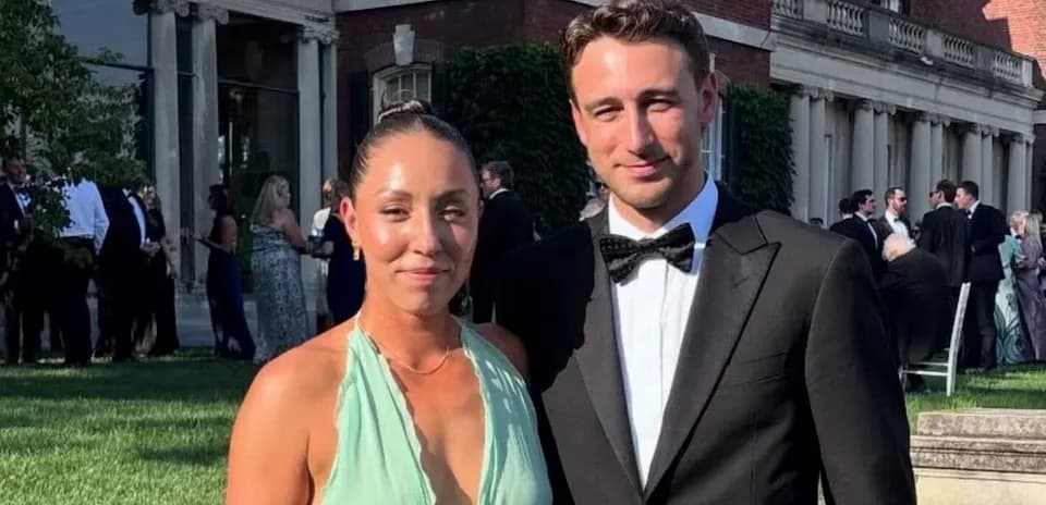 Pareja posando en evento al aire libre elegante