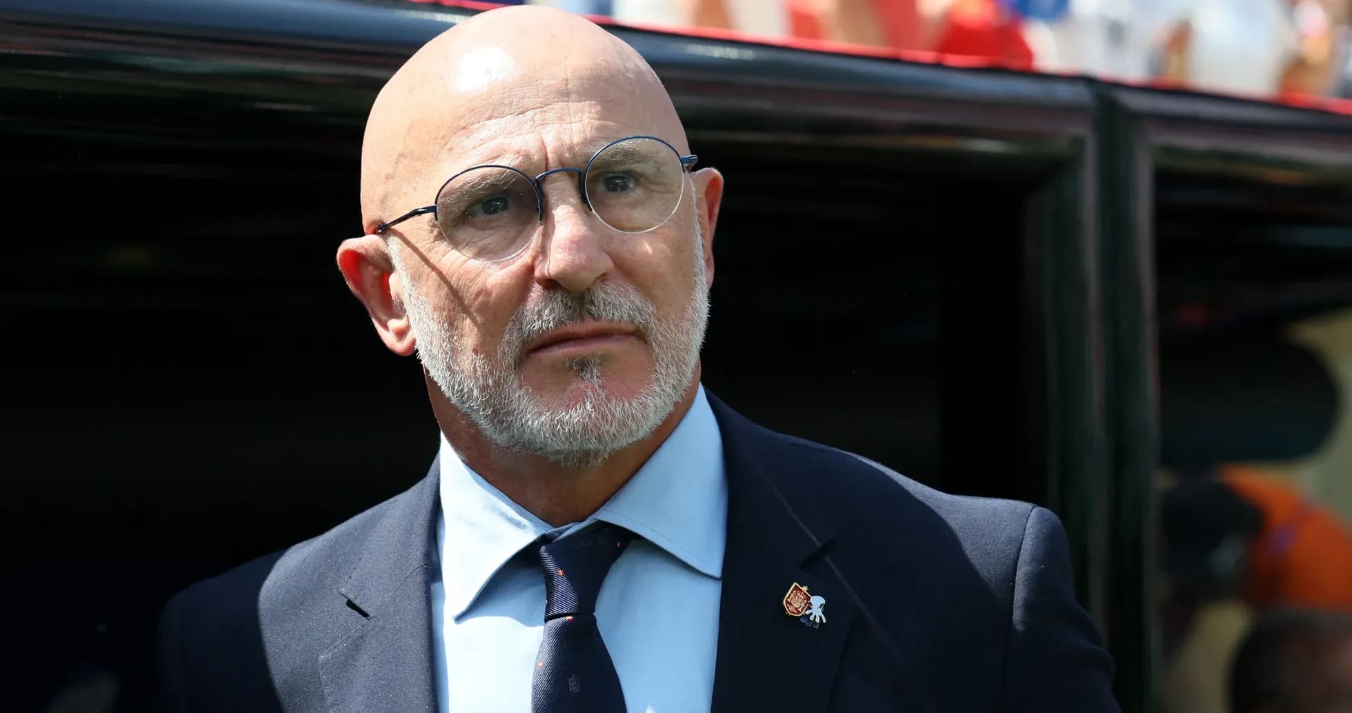 Entrenador en el banquillo antes del partido