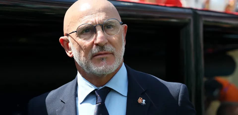 Entrenador en el banquillo antes del partido