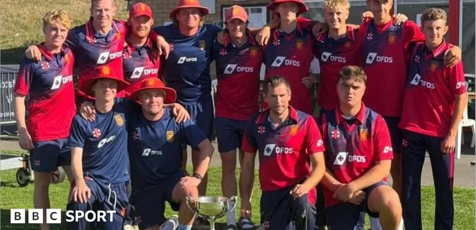 Equipo de cricket posando con trofeo en campo