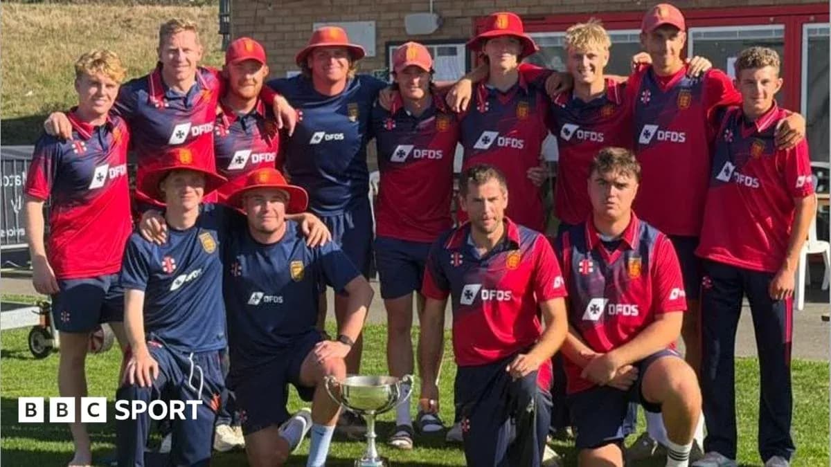 Equipo de cricket posando con trofeo en campo