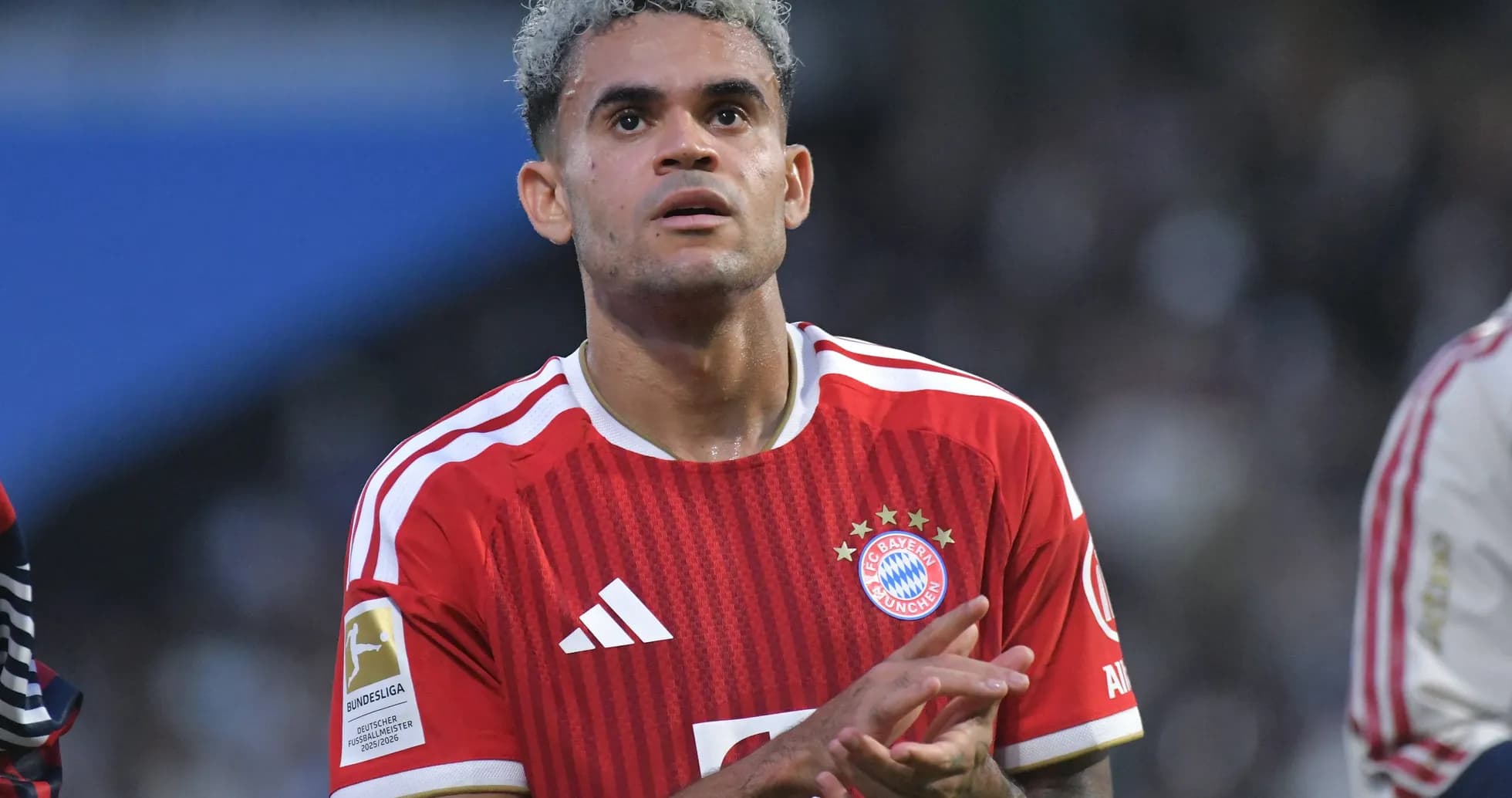 Jugador de Bayern Múnich aplaudiendo en el campo