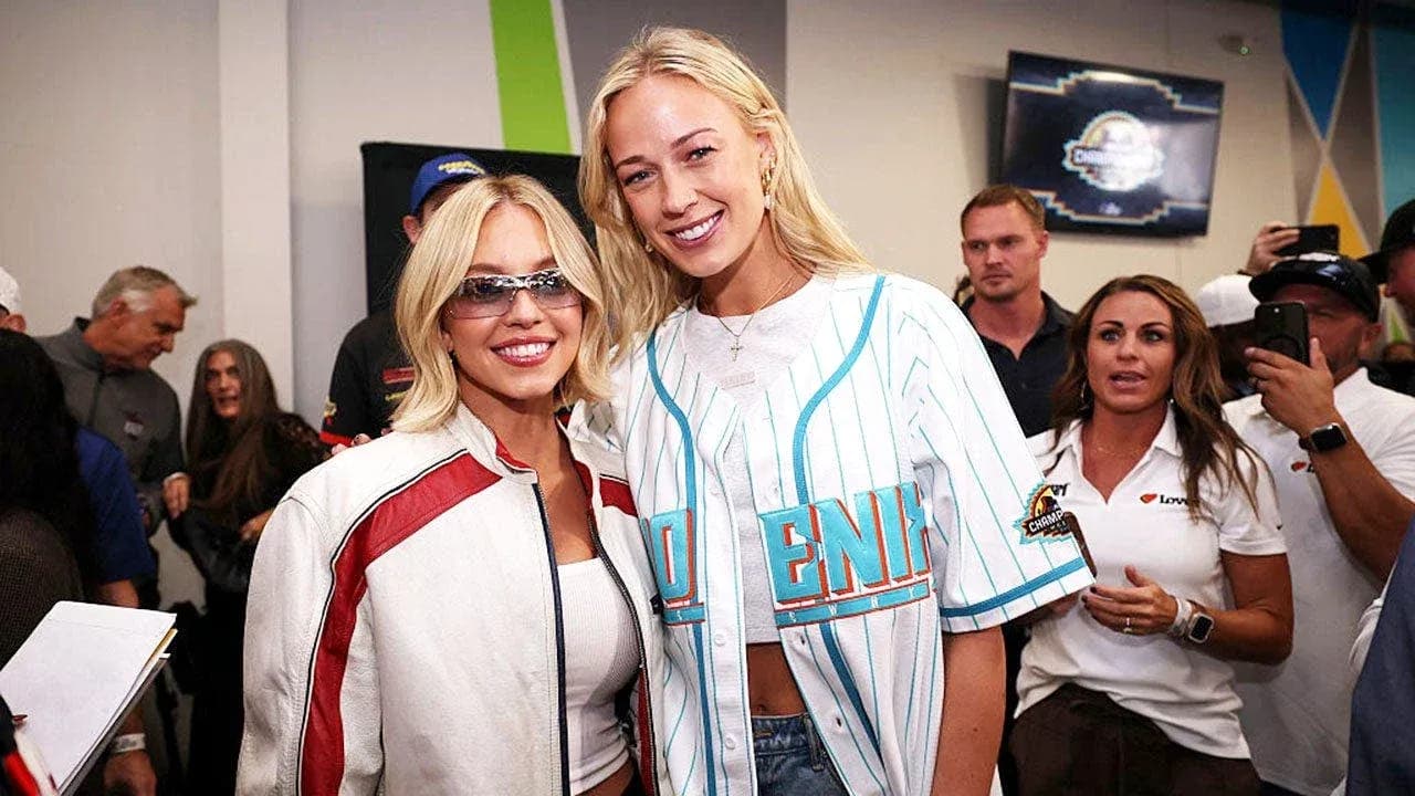 Dos mujeres posando en un evento con público Dos mujeres posando en un evento con público