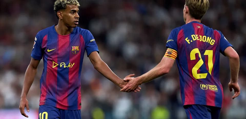 Jugadores del Barcelona chocando manos en el campo