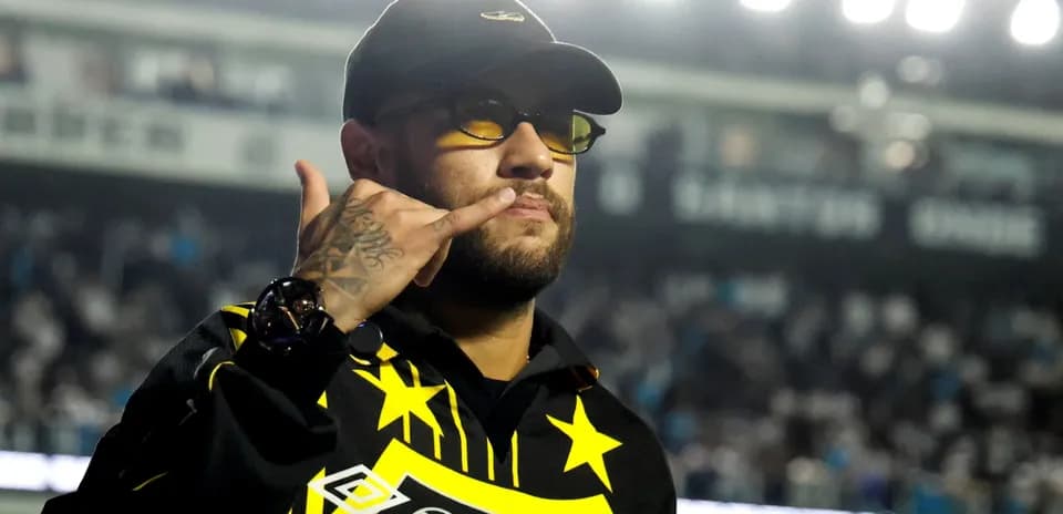 Persona haciendo un gesto de saludo en estadio