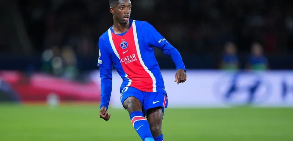 Jugador de PSG controlando el balón en el campo