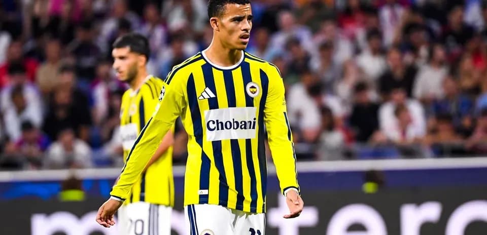 Jugador de Fenerbahçe con camiseta amarilla y azul en partido