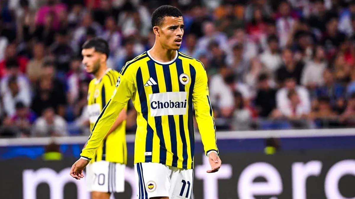 Jugador de Fenerbahçe con camiseta amarilla y azul en partido