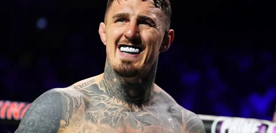 Luchador sonriente con tatuajes en el torso