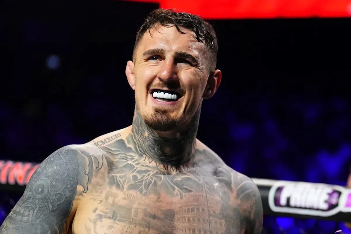 Luchador sonriente con tatuajes en el torso Luchador sonriente con tatuajes en el torso