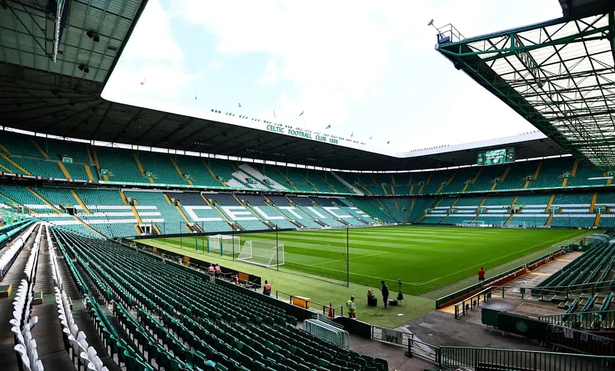 Vista del estadio Celtic Park con gradas vacías