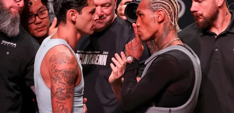 Boxeadores cara a cara en la ceremonia de pesaje