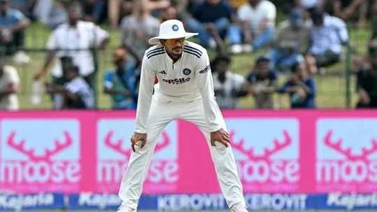 Jugador de cricket en posición de espera en el campo