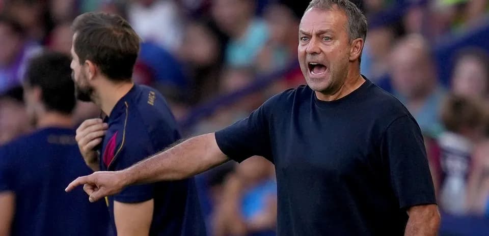 Entrenador dirigiendo desde la línea de banda