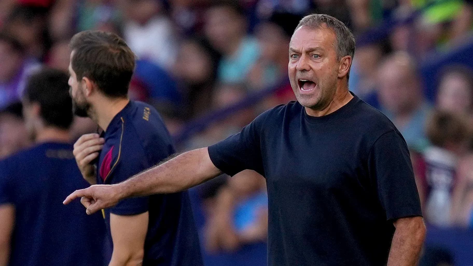 Entrenador dirigiendo desde la línea de banda