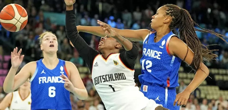 Jugadora de Alemania intentando anotar contra Francia