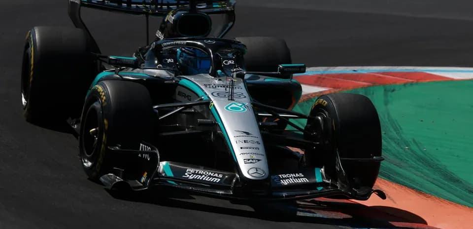 Coche de Fórmula 1 en curva durante carrera