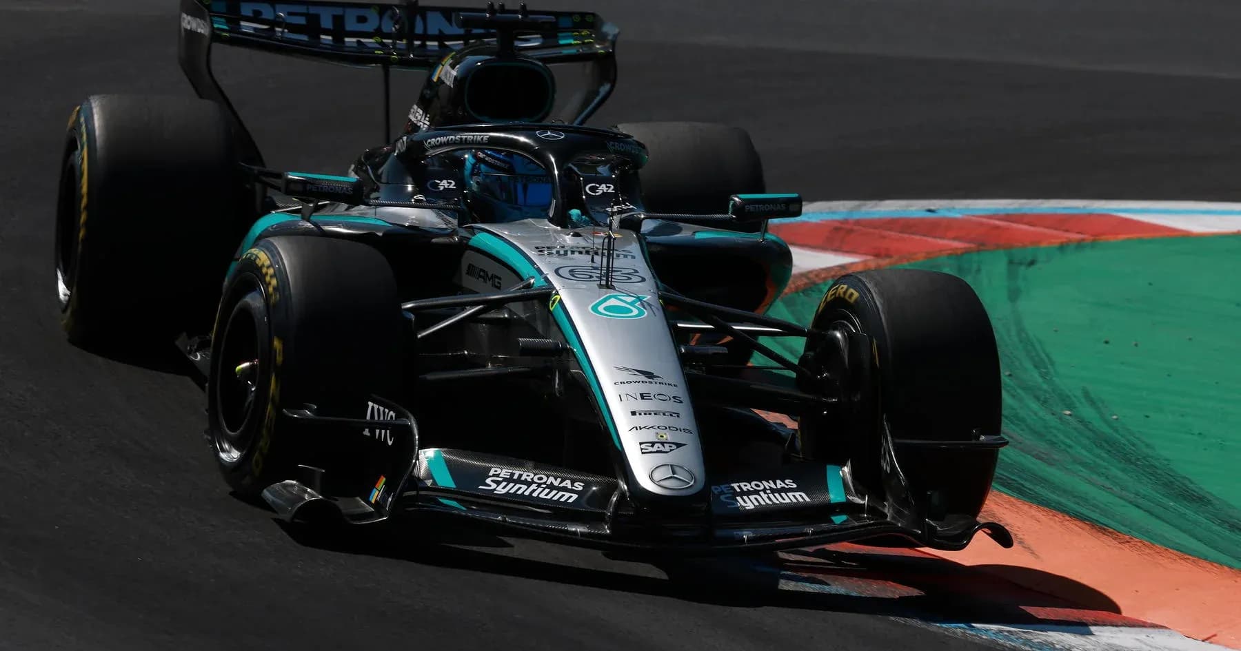 Coche de Fórmula 1 en curva durante carrera