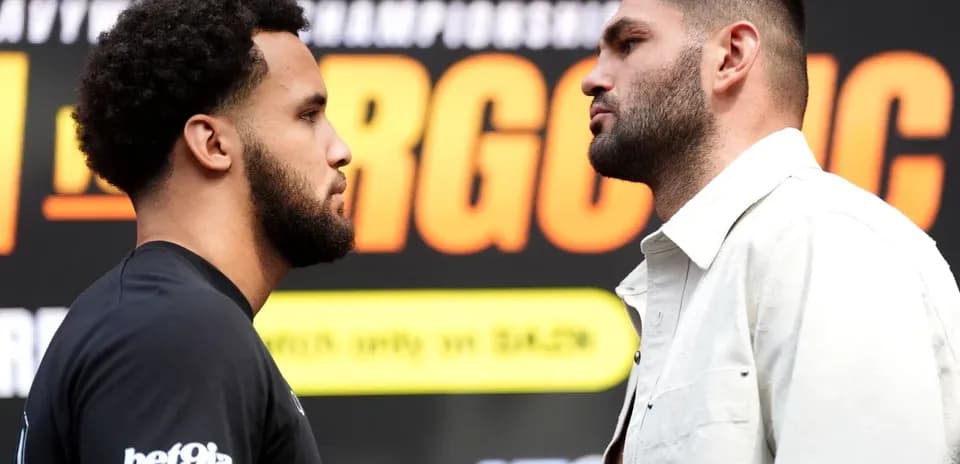 Dos boxeadores frente a frente en conferencia de prensa