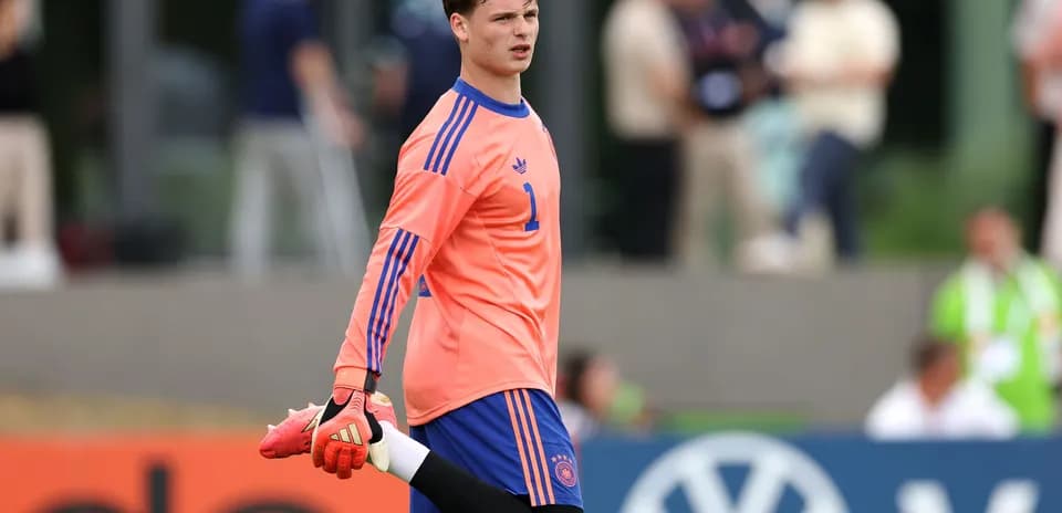 Portero entrenando con camiseta naranja en campo
