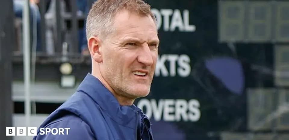 Entrenador observando el marcador en el campo