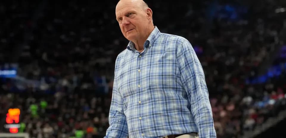 Hombre con camisa a cuadros en cancha de baloncesto