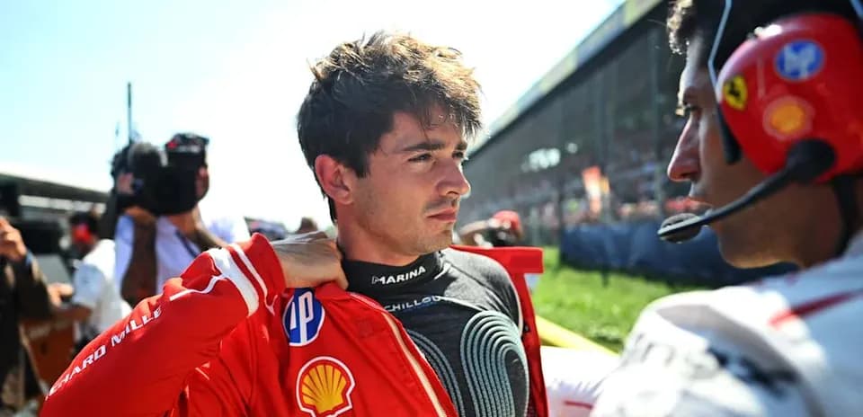 Piloto ajustándose la chaqueta en el paddock