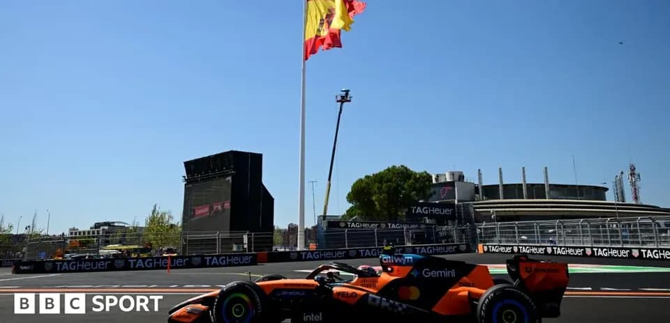 Coche de Fórmula 1 en pista con bandera de España