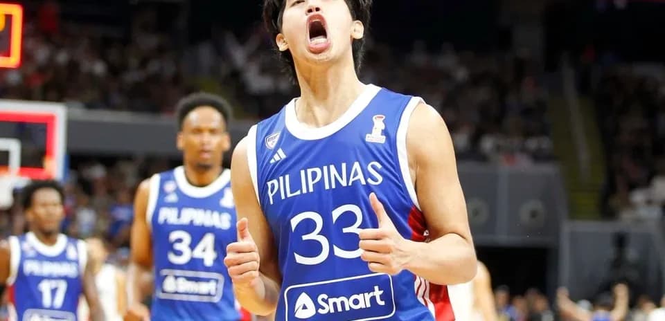 Jugador de baloncesto de Filipinas celebrando en la cancha