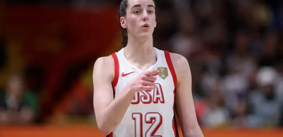 Jugadora de baloncesto de Estados Unidos señalando en juego