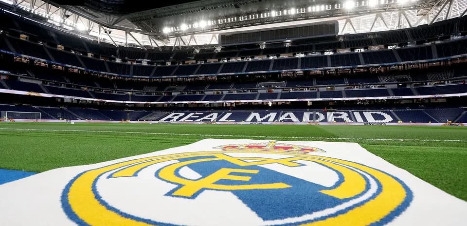 Campo del Santiago Bernabéu con logo del Real Madrid