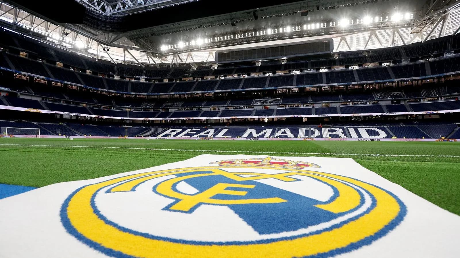 Campo del Santiago Bernabéu con logo del Real Madrid