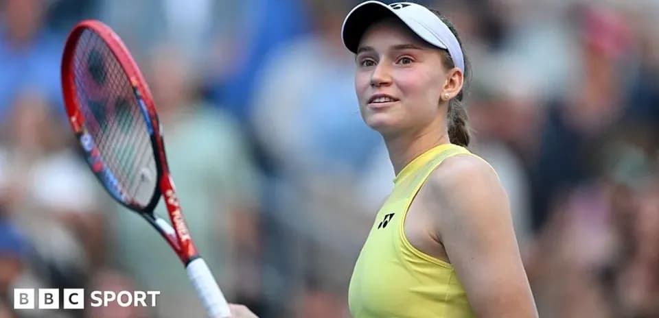 Jugadora de tenis sonriendo con raqueta en mano