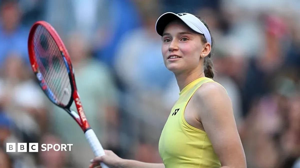 Jugadora de tenis sonriendo con raqueta en mano