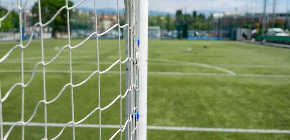 Vista de la portería en un campo de fútbol