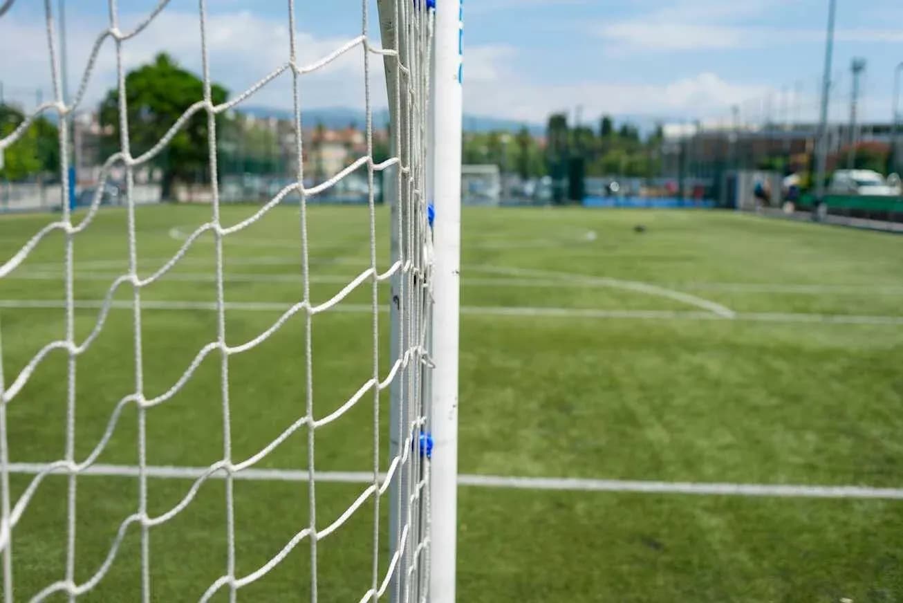 Vista de la portería en un campo de fútbol